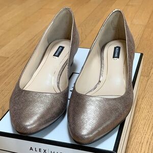 Alex Marie Moriah Wedge LIKE NEW Talon Taupe (gold) 8 1/2 M